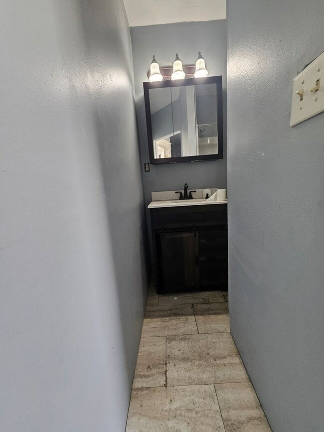 Building Photo - Upper 2 bedroom unit lower east side