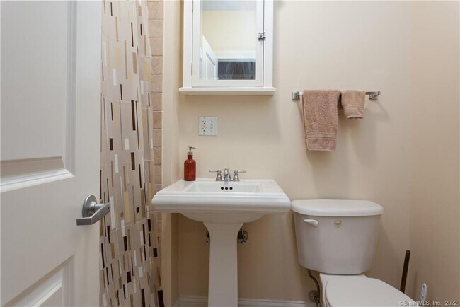 Building Photo - 4 Daskams Ln