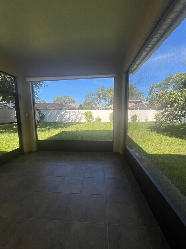 Building Photo - Updated Single family 3 / 2 with Screened ...