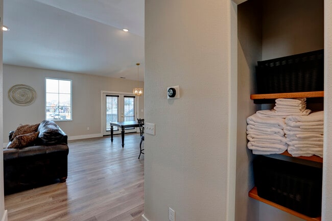 Building Photo - 855 Lincoln Dr