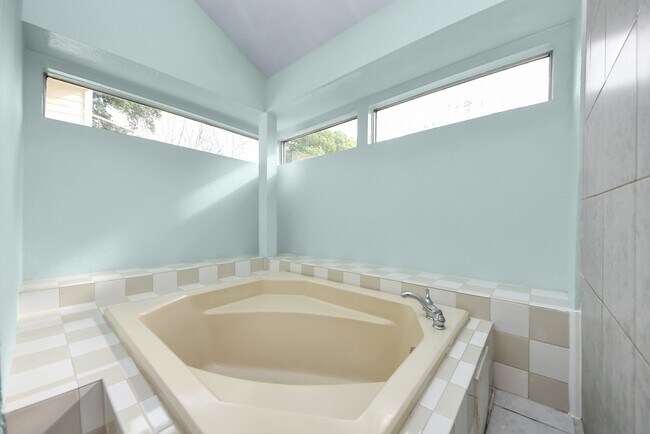 Building Photo - 15614 Barbarossa Dr