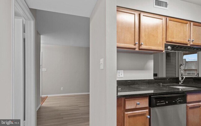 Building Photo - 1700 Ascot Way