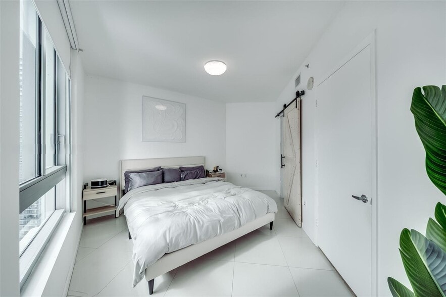 Building Photo - 350 S Miami Ave