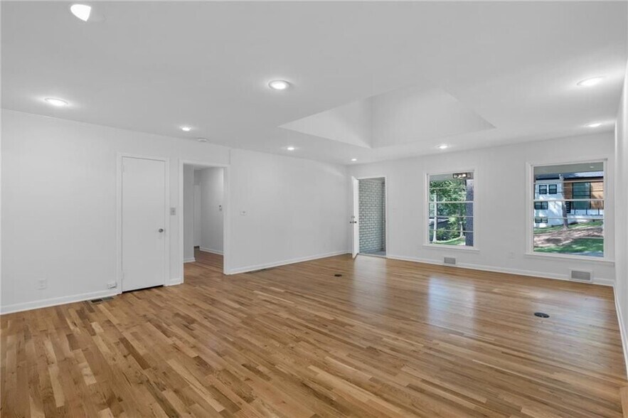 Building Photo - 2397 Sunset Dr NE