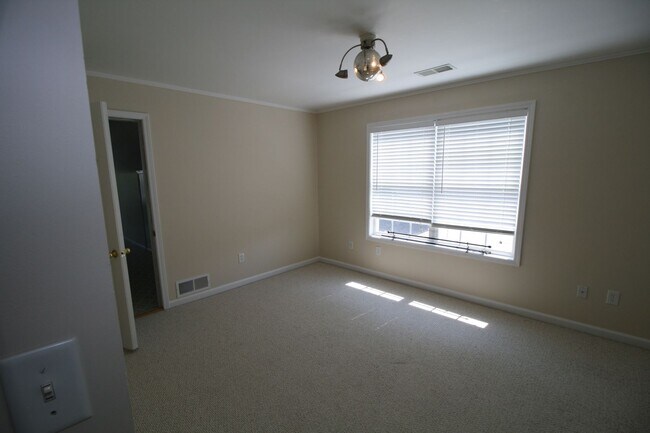 Building Photo - Willow Bend Home. 1st Floor Primary Bedroo...
