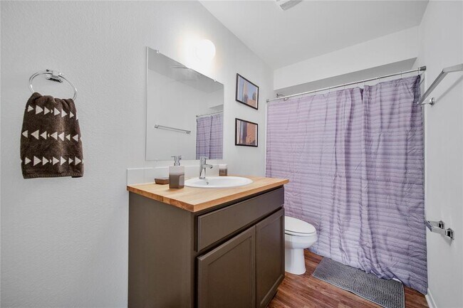 Building Photo - 1408 Hughes St