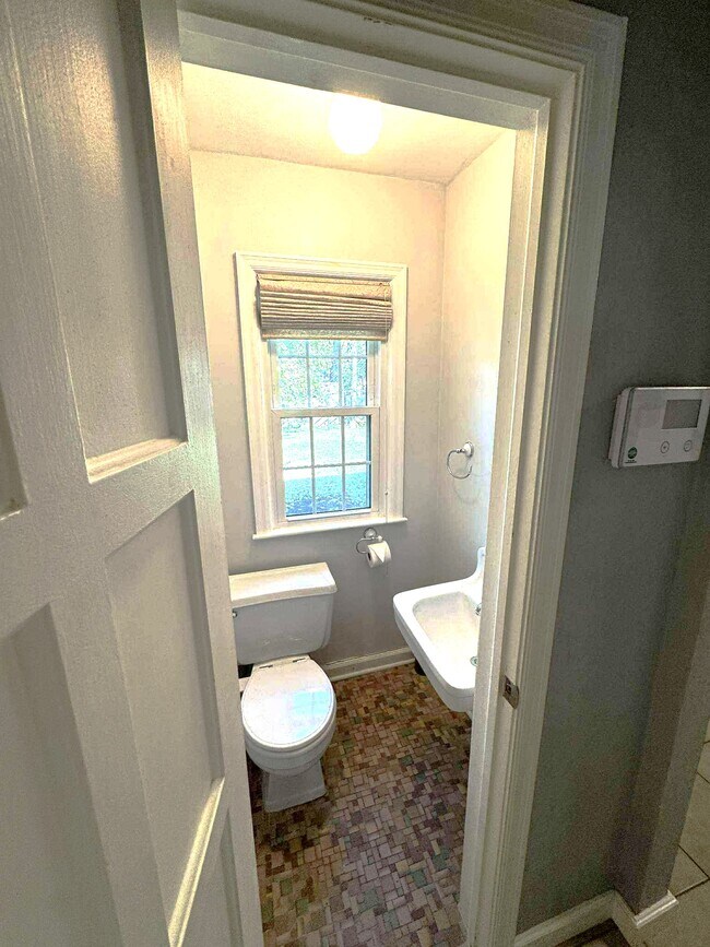 Building Photo - 400 E 65th St