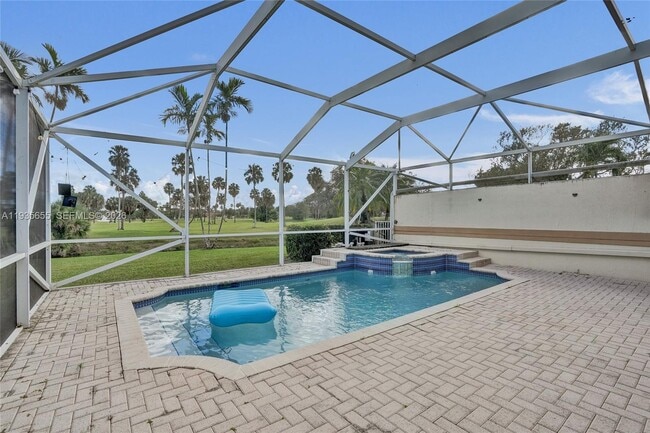 Building Photo - 652 W Palm Aire Dr