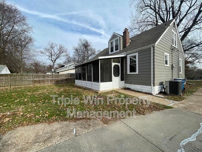 Building Photo - 19 S Schlueter Ave