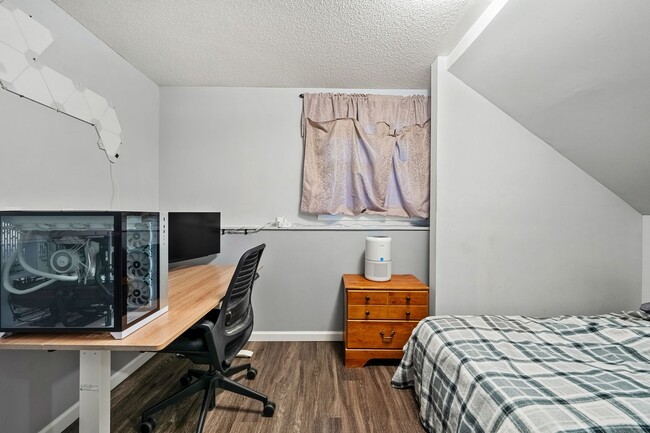 Building Photo - Large Home on Almost 2 Acres!