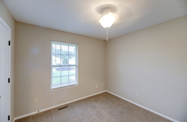 Building Photo - 3 bedroom home conveniently located on the east side of Republic