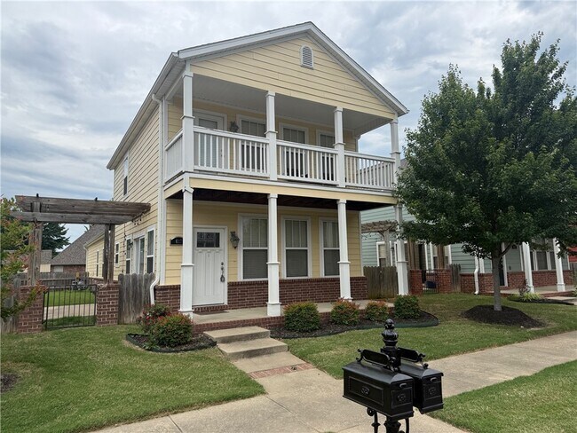 Building Photo - 637 N Longfellow Ln