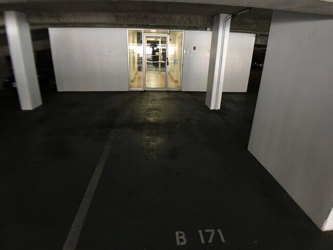 Building Photo - Kapiolani Terrace remodeled Studio.