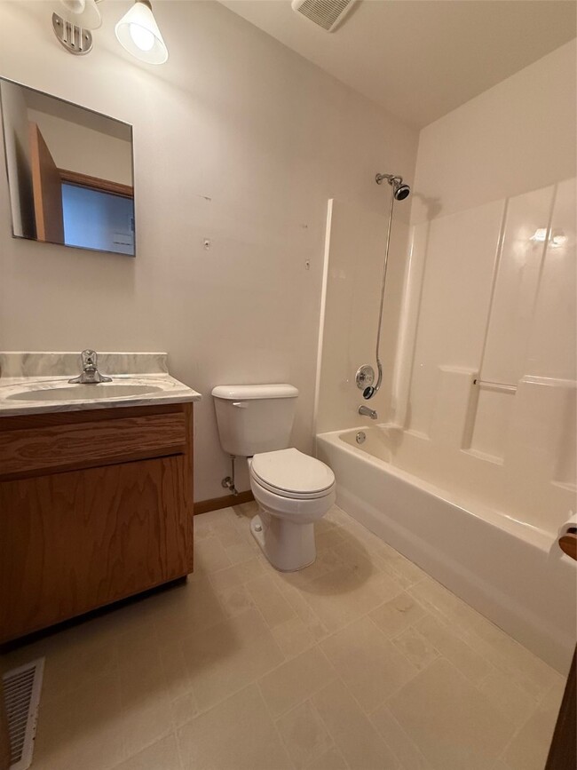 Building Photo - 3056 Valley Oaks Dr
