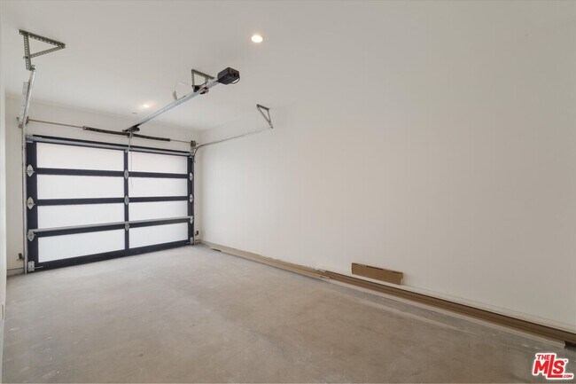 Building Photo - 5530 1/2 Sunnyslope Ave