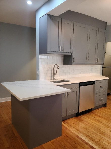 Building Photo - 4837 W Addison St