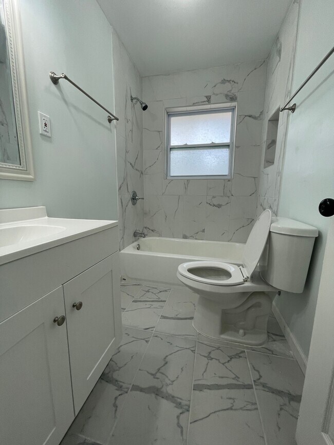 Building Photo - 1920 Charlton Dr