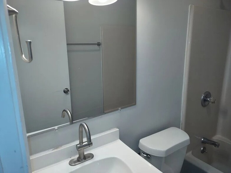 Building Photo - 513 Alford St