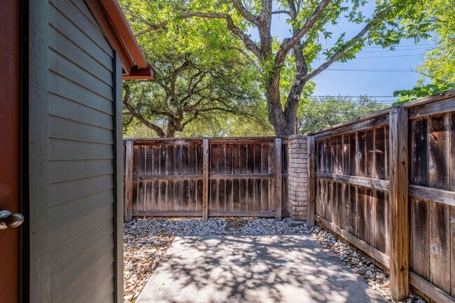 Building Photo - Lovely 1 Bedroom, 1 Bath Condo in South Lamar