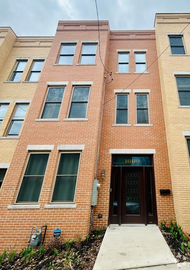 Building Photo - 4 Bedroom 3.5 Bath Townhome - Central Nort...