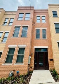Building Photo - 4 Bedroom 3.5 Bath Townhome - Central Nort...
