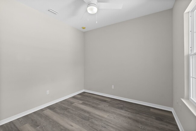 Building Photo - Brand New 1/2 duplex available NOW!