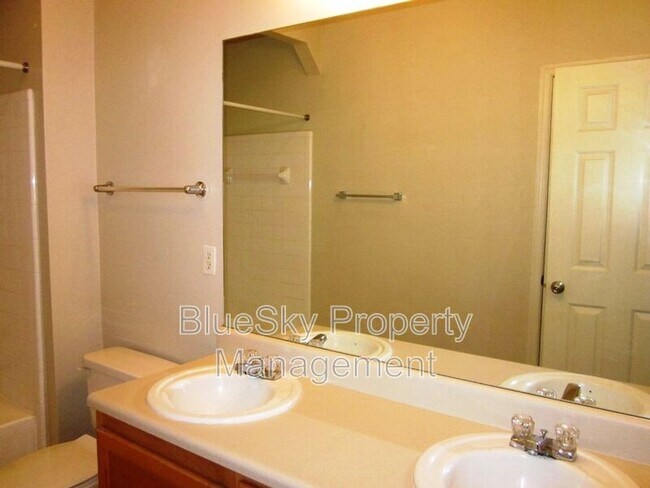 Building Photo - 300 Riverbend Dr