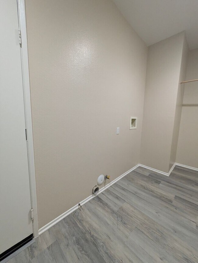 Building Photo - Beautiful 3 bedroom home