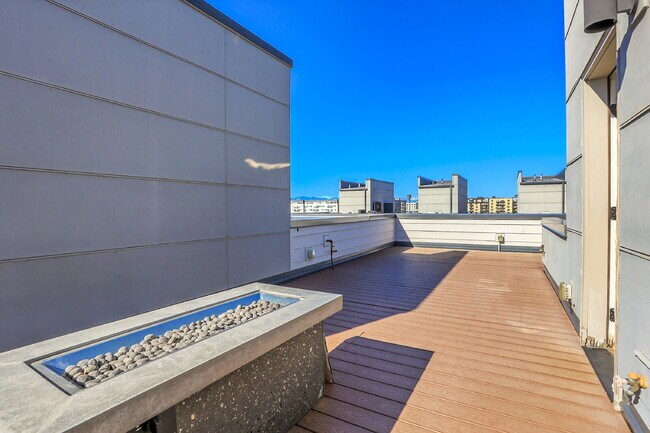 Building Photo - $3,200.00 - 2 Bedrooms, 2.2 Bathrooms, Tow...