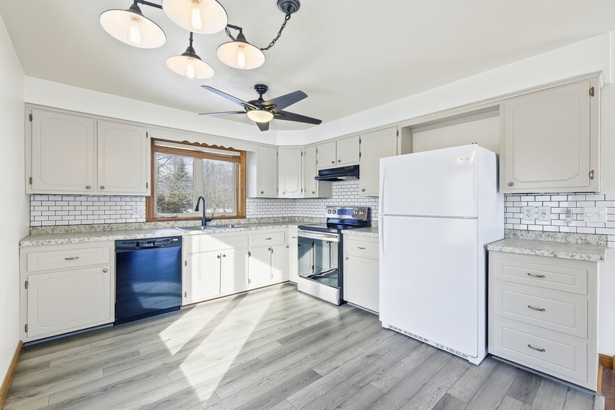 Building Photo - 809 W Ridgeview Dr