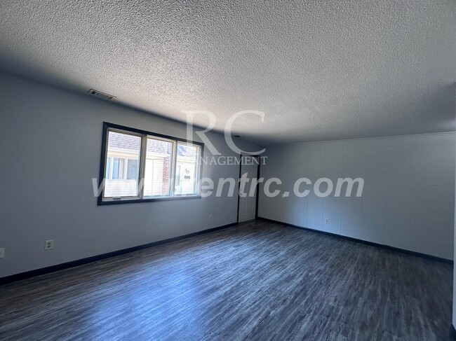 Building Photo - 1005-8 Oak-