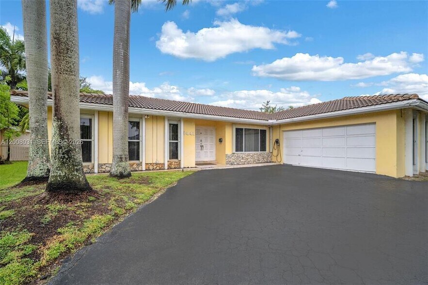 Building Photo - 3441 N Hills Dr