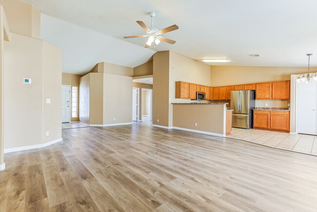 Building Photo - 527 N Bailey Cir