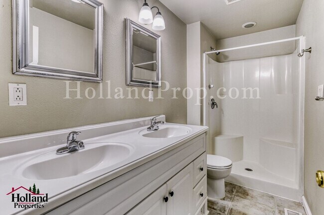 Building Photo - Beautiful Single-Level Hillsboro Home with Spacious Fenced Yard!