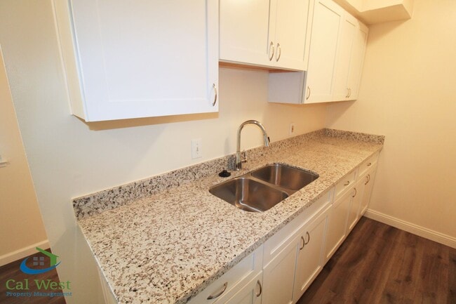 Building Photo - $2595 - 2 Bed 1.5 Remodeled 2 Story Towhn Home Near Keily and Saratoga