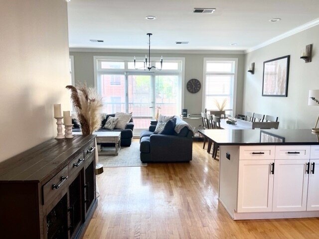 Living Area - 1410 W Belmont Ave