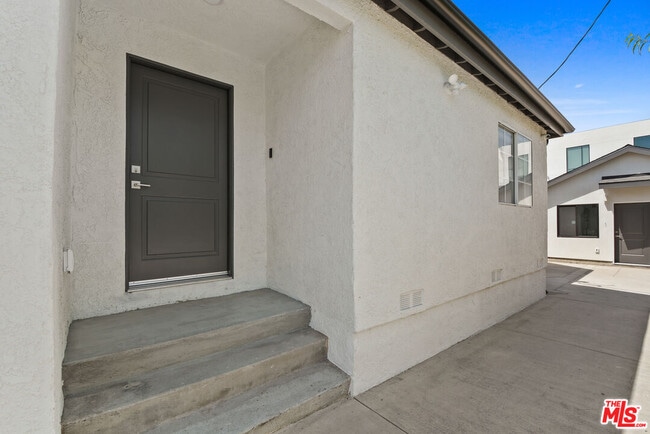 Building Photo - 2619 Carmona Ave