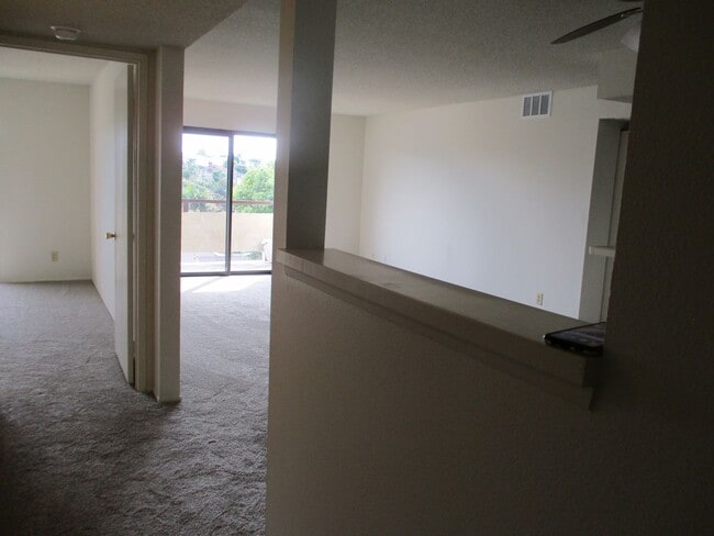 Building Photo - 2 bedroom, 2 bath 3rd floor condo