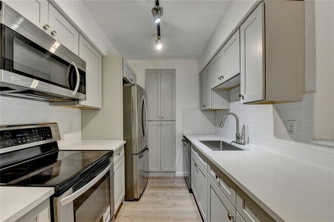 Building Photo - 4101 Pine Heights Dr NE