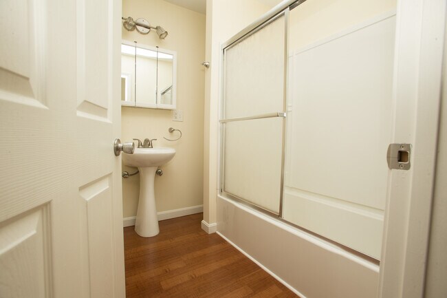 Building Photo - 18 Fern St