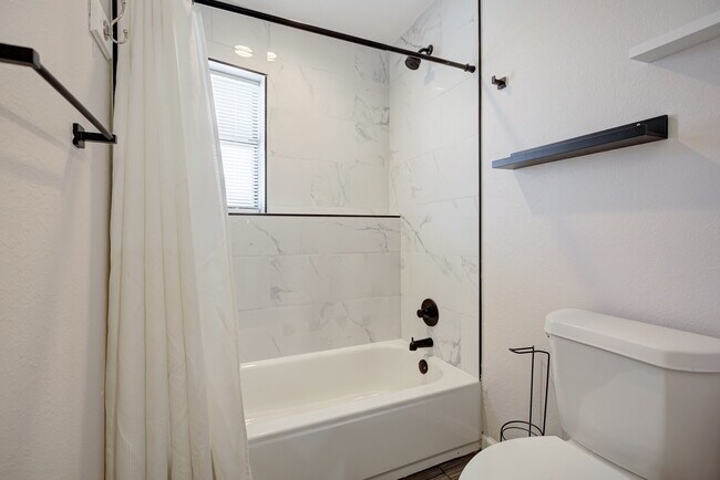 Building Photo - 608 E Eufaula St