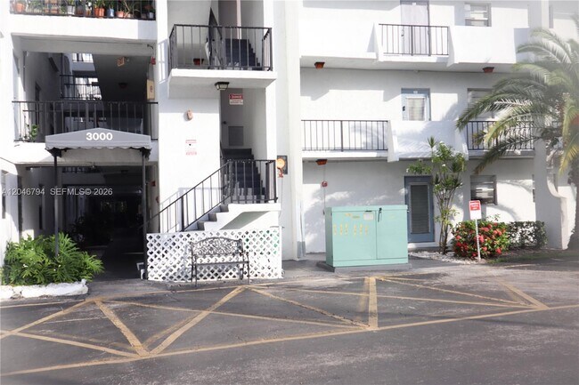 Building Photo - 3000 Sunrise Lakes Dr W