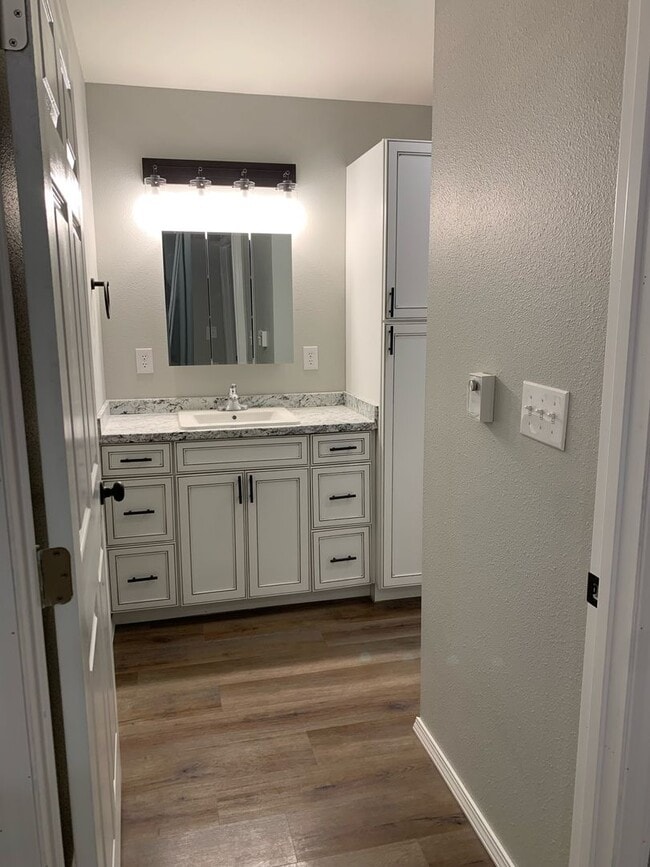 Building Photo - 1 Bedroom/1 Bathroom -- Fantastic Palmer Location!