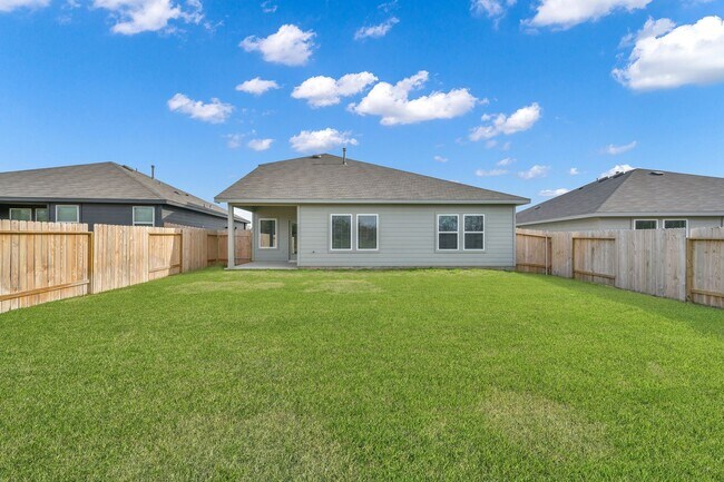 Building Photo - Never lived in 4 bed 3 bath with water views