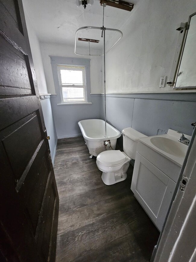 Building Photo - Upper 3 bedroom unit