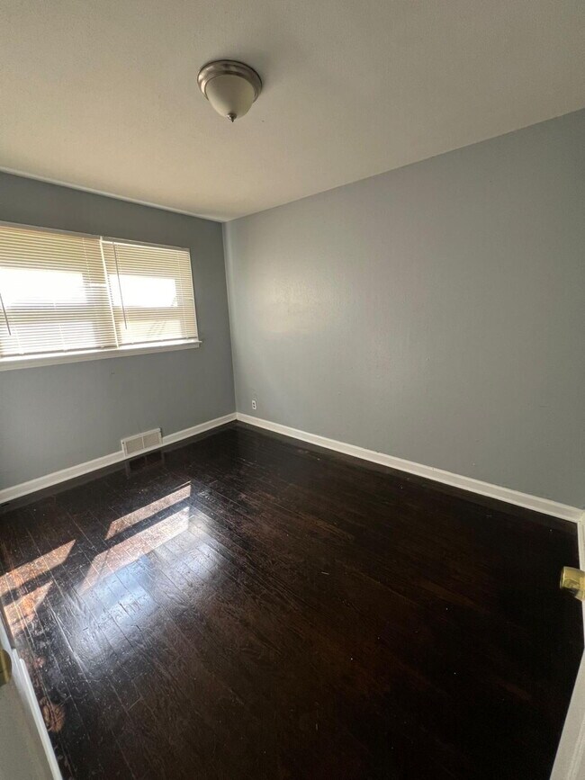 Building Photo - Gorgeous THREE bedroom home with one bath, AVAILABLE NOW!  Passed all inspections!  Gated back ya...