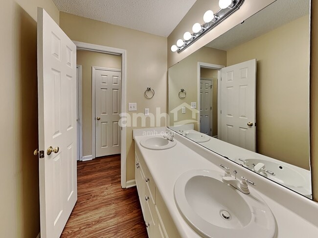 Building Photo - 1004 Moat Ct