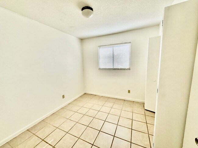 Building Photo - 3220 N 73rd Ter