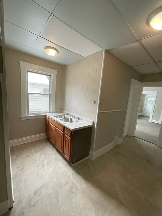 Building Photo - 1004 West Ave