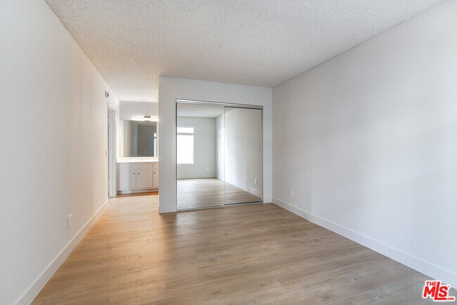 Building Photo - 1352 S Carmelina Ave